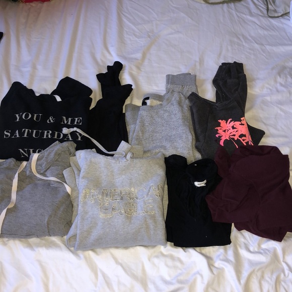 Assorted bundle of sweaters and hoodies - Picture 1 of 9